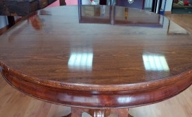 Mesa. Mesa velador. Mástil en madera torneadas. Tapa en buen estado.