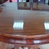 Mesa. Mesa velador. Mástil en madera torneadas. Tapa en buen estado.