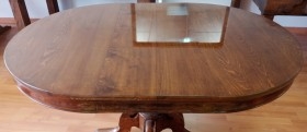 Mesa. Mesa velador. Mástil en madera torneadas. Tapa en buen estado.