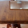 Mesa. Mesa velador. Mástil en madera torneadas. Tapa en buen estado.