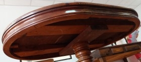 Mesa. Mesa velador. Mástil en madera torneadas. Tapa en buen estado.