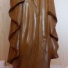 Virgen María con niño sobre peana de madera. Talla de buen tamaño.