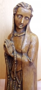 Virgen María. Escultura en barro. Años 40. Origen belga. 53 cm de alto.