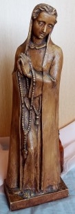 Virgen María. Escultura en barro. Años 40. Origen belga. 53 cm de alto.