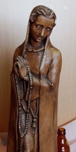 Virgen María. Escultura en barro. Años 40. Origen belga. 53 cm de alto.