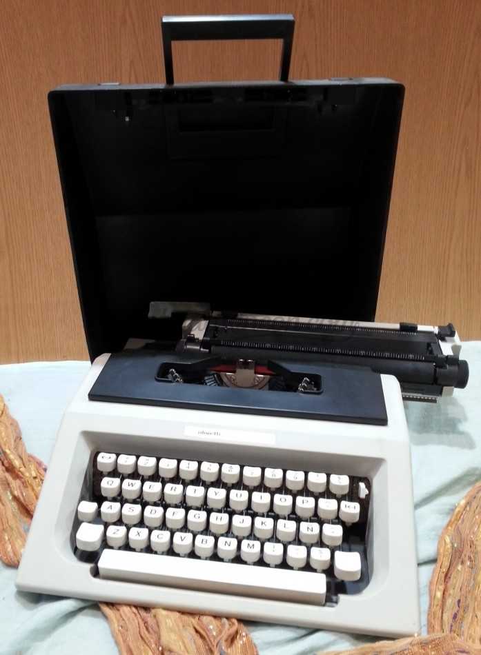 Máquina de escribir portátil Olivetti  maquinas-de-escribir…