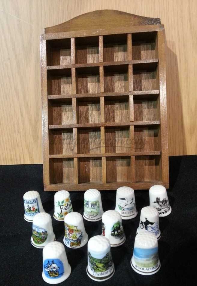 Colección de 34 miniaturas en expositor de madera. Props de época en  alquiler para el cine.